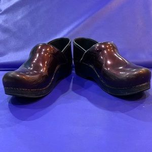 Dansko clogs in cherry patent women’s 38 (US 7.5-8)